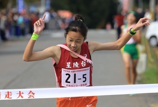 トップでフィニッシュする女子・星陵台のアンカー平野凜明＝豊岡市日高町（撮影・吉田敦史）