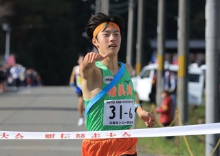 ポーズを決めてフィニッシュする男子・稲美北のアンカー山田遼翔＝豊岡市日高町（撮影・吉田敦史）