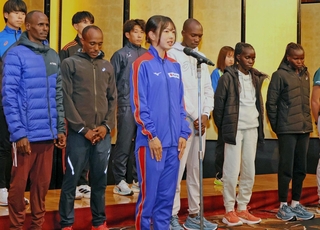 選手を代表してあいさつする川西市出身の小川那月選手（中央）１５日夜、神戸ポートピアホテル