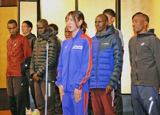 選手を代表してあいさつする川西市出身の小川那月選手（中央）＝神戸ポートピアホテル