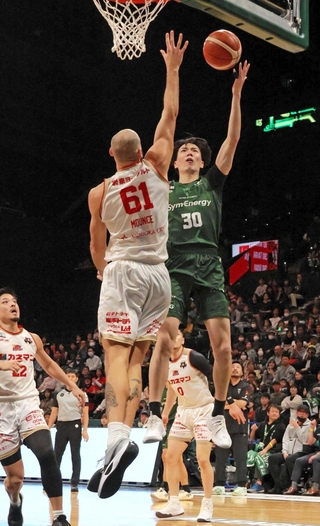 神戸－岩手　第１クオーター、ゴール下を攻めて得点する神戸の金田（３０）＝ジーライオンアリーナ神戸