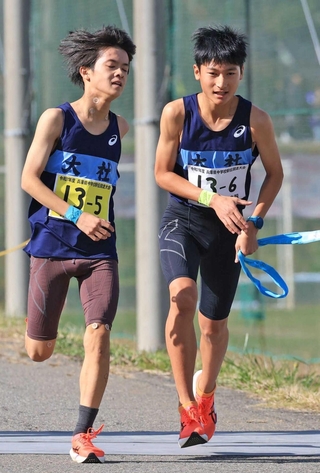 男子・大社の５区真鍋央（左）からたすきを受け取るアンカー小西翔一郎