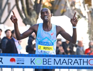 男子優勝のエリシャ・ロティッチ選手＝１６日、神戸市中央区東川崎町１（撮影・鈴木雅之）