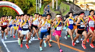 近畿高校駅伝で一斉にスタートを切る男子１区の選手＝奈良県宇陀市、榛原フレンドパーク
