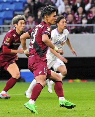 神戸-広島　後半、ＰＫを決めて駆け出す神戸・佐々木＝パナソニックスタジアム吹田（撮影・中西幸大）
