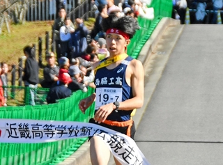 男子を制した西脇工のアンカー新妻遼己