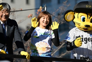 スタートしたランナーに声援を送る坂本花織（撮影・斎藤雅志）