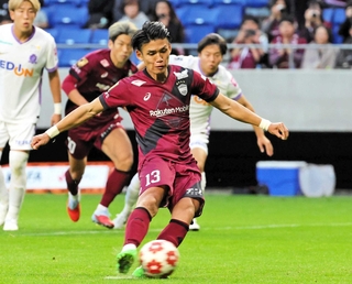 神戸－広島　後半、ＰＫを決める神戸・佐々木＝撮影・中西幸大