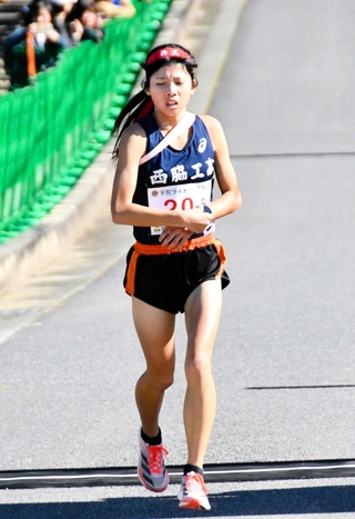 女子７位でフィニッシュした西脇工のアンカー屋敷乃梨子