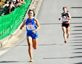 女子６位でゴールする須磨学園のアンカー西村美羽菜