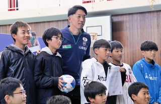 子どもたちに夢を持つ大切さを伝えた神戸の権田（中央）＝神戸市西区、長坂小学校