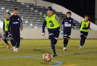 初の８強入りへ、練習に励むＡＳハリマの選手たち＝姫路市立球技スポーツセンター