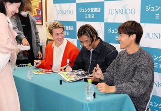 女性誌発売記念イベントで、希望者に笑顔でサインする神戸の（右から）鍬先祐弥、汰木康也、酒井高徳＝神戸市中央区、ジュンク堂書店三宮店