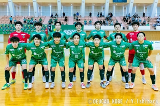 Ｆリーグ２部制覇と１部昇格を目指すデウソン神戸の選手たち＝１１月１日、加古川市ＳＨＯＷＡグループ総合体育館（チーム提供）