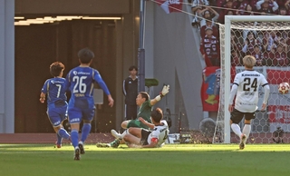 町田-神戸　前半、町田・相馬（７）に追加点を奪われ、０-２となる＝東京都新宿区、国立競技場（撮影・丸山桃奈）