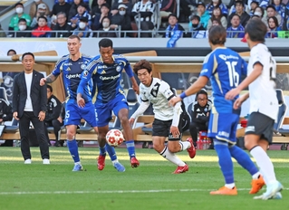 町田-神戸　前半、町田・望月（左から３人目）らに囲まれる神戸の宮代（同４人目）＝東京都新宿区、国立競技場（撮影・丸山桃奈）