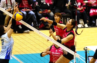 姫路－ＫＵＲＯＢＥ　第１セット、クイック攻撃で得点する姫路の伊藤