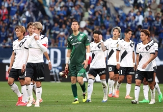 ２連覇を逃し、肩を落とすヴィッセル神戸イレブン＝２２日午後、東京・国立競技場（撮影・丸山桃奈）