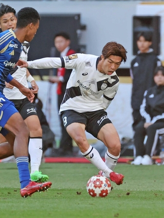 前半、攻め上がる神戸・宮代（撮影・丸山桃奈）