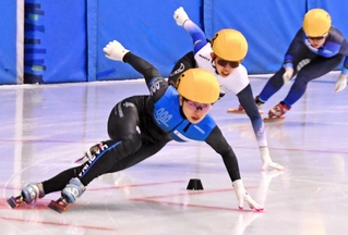 女子１０００メートルを制し、総合優勝を果たした長森遥南（手前）