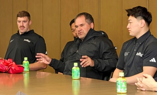 今季の抱負を語るレニー・ヘッドコーチ（右から２人目）やレタリック（左端）、李承信（右端）＝神戸新聞社（撮影・笠原次郎）