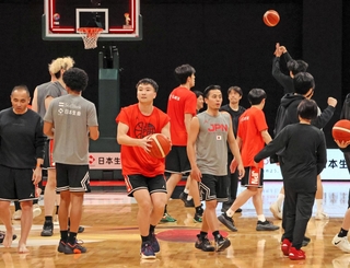 台湾戦を前に調整する日本代表の富永（中央左）、富樫（同右）ら＝ジーライオンアリーナ神戸