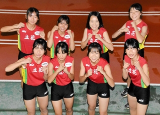 初出場する近畿中学校駅伝に向けて意気込む女子・立花の選手たち＝尼崎市、ベイコム陸上競技場