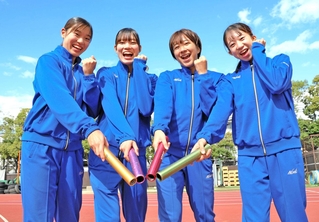 １６００メートルリレーで全国２冠を遂げた園田学園大の（左から）好井愛結、好井万結、栃尾陽菜、中尾柚希＝尼崎市、同大