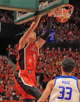 日本-台湾　前半、富永からのパスを空中で受けてダンクを決める日本の渡辺＝ジーライオンアリーナ神戸（撮影・吉田敦史）