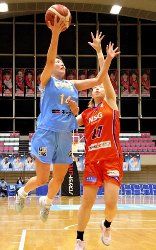 姫路－新潟　ゴール下を果敢に攻め、両チーム最多１８得点で勝利に導いた姫路の清川（左）