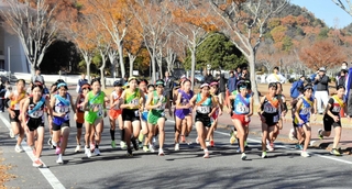 近畿中学校駅伝で、一斉にスタートする女子の選手たち＝滋賀県野洲市、希望が丘文化公園