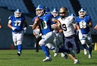 関学大-関西大　第１Ｑ、タッチダウンを決める関学大の星野太＝大阪市東住吉区、ヤンマースタジアム長居（撮影・鈴木雅之）