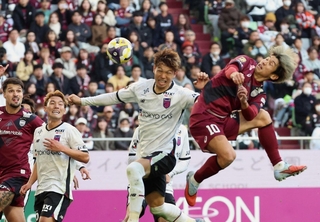 神戸－ＦＣ東京　後半、頭でシュートを狙う神戸・大迫（１０）＝ノエビアスタジアム神戸（撮影・丸山桃奈）
