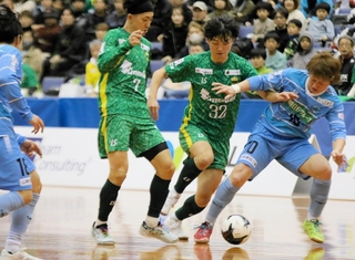 神戸-北海道　前半、激しくボールを奪い合う神戸の上杉（７）ら