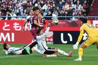 神戸－ＦＣ東京　前半、シュートを狙う神戸・佐々木（１３）＝ノエビアスタジアム神戸（撮影・丸山桃奈）