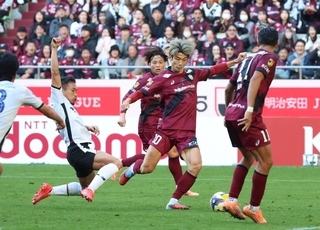 神戸－ＦＣ東京　前半、シュートを狙う神戸・大迫（１０）＝ノエビアスタジアム神戸（撮影・丸山桃奈）