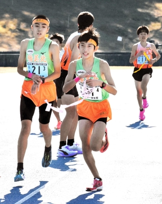 男子・稲美北の４区藤井陽生（中央）が３区戸嶋歩舵（左）からたすきを受け取る