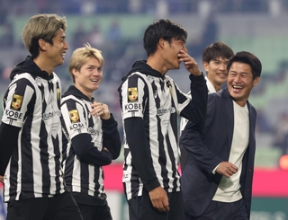 セレモニーを終え、大迫勇也（左）ら選手らと笑顔を見せる神戸の吉田孝行監督（右）＝30日午後、神戸市兵庫区のノエビアスタジアム神戸（撮影・丸山桃奈）