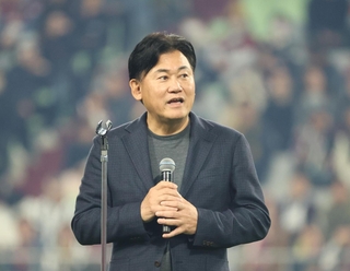 セレモニーであいさつする神戸の三木谷浩史社長＝30日午後、神戸市兵庫区のノエビアスタジアム神戸（撮影・丸山桃奈）