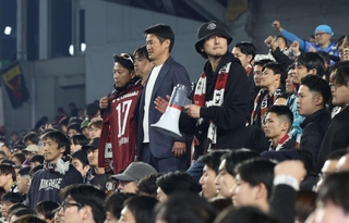 サポーターらと記念撮影する神戸の吉田孝行監督（中央）＝30日午後、神戸市兵庫区のノエビアスタジアム神戸（撮影・丸山桃奈）