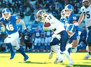 関学大-関西大　第２クオーター、関学大の武野（９０）がＱＢサックで相手攻撃を食い止める（撮影・鈴木雅之）