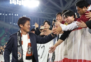 あいさつを終え、サポーターとハイタッチを交わすヴィッセル神戸の吉田孝行監督＝３０日午後、ノエビアスタジアム神戸（撮影・丸山桃奈）