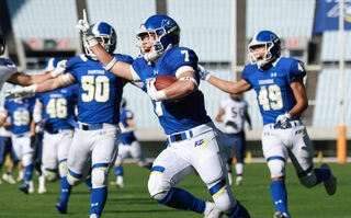 関学大-関西大　第１Ｑ、パスカットからタッチダウンを決めた関学大の永井＝大阪市東住吉区、ヤンマースタジアム長居（撮影・鈴木雅之）