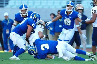 関学大-関西大　第３クオーター、関西大の攻撃を止める関学大守備陣＝大阪市東住吉区、ヤンマースタジアム長居（撮影・鈴木雅之）