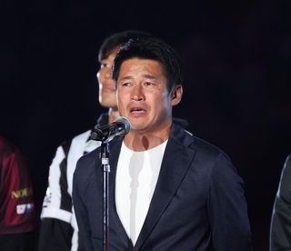 ホーム最終戦後に挨拶する神戸の吉田孝行監督＝11月30日、神戸市兵庫区のノエビアスタジアム神戸（撮影・丸山桃奈）