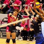 姫路－ＳＡＧＡ久光　第１セット、スパイクを放つ姫路の野中