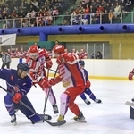 スターズ神戸（青）とレッドイーグルス北海道（赤）の開幕戦。ゴール前で競り合う選手たち＝１日午後、尼崎市扇町、尼崎スポーツの森（撮影・丸山桃奈）