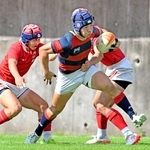 神戸科技－関学　後半、相手選手を振り切ってトライを決める関学の木山（中央）（撮影・斎藤雅志）