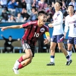 滝川第二－三田学園　後半追加タイムにＰＫを決め、駆け出す三田学園のＭＦ佐伯（１０）