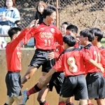 神戸科技－神戸星城　後半、３点目を奪い、喜ぶ神戸科技の選手たち